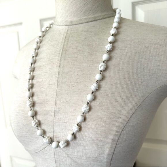 White beaded necklace - Picture 3 of 8